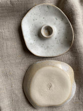Load image into Gallery viewer, Bougeoir en grès aux touches gris-vert, présenté de dessus et de dessous avec une petite feuille gravée sous la base.