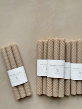 Załaduj obraz do przeglądarki galerii, Ensemble de 3 chandelles en cire d'abeille beige, subtilement teintées - millimetres.be
