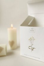 Charger l'image dans la galerie, Bougie blanche avec le coeur beige