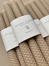 Załaduj obraz do przeglądarki galerii, Ensemble de 3 chandelles en cire d'abeille beige, subtilement teintées - millimetres.be