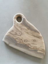 Load image into Gallery viewer, Planche de cuisine en bois d’olivier, version brute.