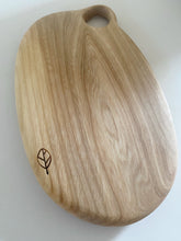 Charger l'image dans la galerie, Planche artisanale en bois de charme - millimetres.be