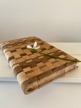Charger l'image dans la galerie, Planche en bois en forme de livre - millimetres.be