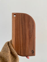 Załaduj obraz do przeglądarki galerii, Petite planche en bois d’orme · 28 × 15,5 cm