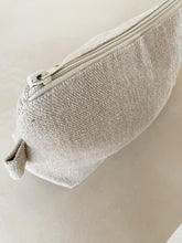 Load image into Gallery viewer, Trousse de toilette en deux couches de lin - millimetres.be