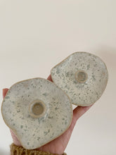 Load image into Gallery viewer, Bougeoir en grès Sous-bois, fait main à Bruxelles, aux motifs gris-vert marqués et aux contours irréguliers.