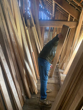 Charger l'image dans la galerie, Sélection de planches de bois dans les Ardennes pour les créations Millimètres.