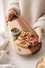 Charger l'image dans la galerie, Planche apéro et de découpe en noyer massif faite main - millimetres.be