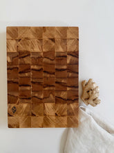 Charger l'image dans la galerie, Planche de cuisine en frêne massif 34 × 24 cm - millimetres.be