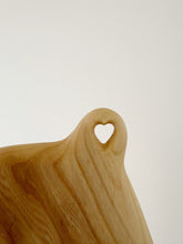 Charger l'image dans la galerie, Planche en bois de charme Cœur - millimetres.be