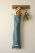 Laden Sie das Bild in den Galerie-Viewer, Pochette pour la baguette cousue en lin bleu discret à Bruxelles