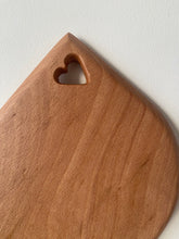 Charger l'image dans la galerie, Planche de cuisine en bois de hêtre avec un petit coeur découpé