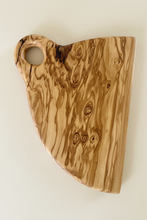 Load image into Gallery viewer, Planche de cuisine en bois d'olivier découpée par millimetres.be dans notre atelier bruxellois
