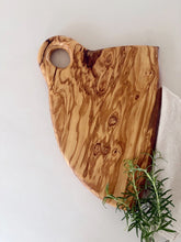 Charger l'image dans la galerie, Planche de cuisine en bois d’olivier – fait main à Bruxelles - millimetres.be