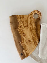 Charger l'image dans la galerie, Planche de cuisine en bois d’olivier – fait main à Bruxelles - millimetres.be