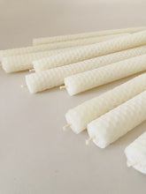 Załaduj obraz do przeglądarki galerii, Lot de 3 chandelles en cire d'abeille blanche - millimetres.be