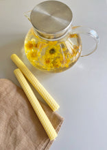 Load image into Gallery viewer, Bougie naturelle et non parfumée, idéale pour la décoration de table.