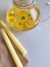 Load image into Gallery viewer, Lot de trois chandelles en cire d’abeille naturelle, non teintées, posées sur une nappe en lin.