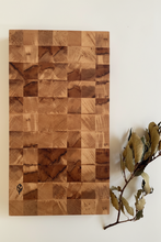 Load image into Gallery viewer, Planche à découper artisanale en frêne massif – sur chant, 46 × 25 cm - millimetres.be