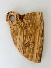 Charger l'image dans la galerie, Planche de cuisine en bois d’olivier – fait main à Bruxelles - millimetres.be