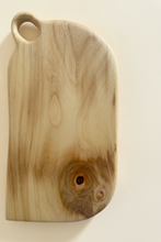 Load image into Gallery viewer, Planche de cuisine artisanale en bois de charme avec un joli motif naturel faite par millimetres.be