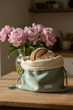 Charger l'image dans la galerie, Sac à pain sur la table rustique avec des pivoines