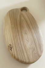 Charger l'image dans la galerie, Planche artisanale en bois de charme ovale faite à la main à Bruxelles