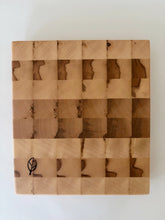 Charger l'image dans la galerie, Petite planche de découpe en frêne 22cm x 19,5cm - millimetres.be