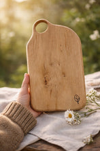 Załaduj obraz do przeglądarki galerii, planche de cuisine artisanale en bois de charme fabriquée à la main