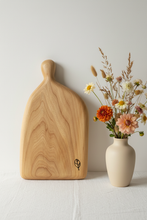 Load image into Gallery viewer, Planche bois de charme avec fleurs de septembre