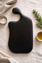 Load image into Gallery viewer, Une planche en bois de charme brûlé en forme délicate faite par millimetres.be