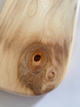 Charger l'image dans la galerie, Planche de cuisine / apéro en bois de charme - millimetres.be