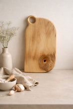 Load image into Gallery viewer, planche de cuisine en bois de charme utilisée pour préparer des aliments