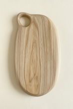 Charger l'image dans la galerie, Planche artisanale en bois de charme ovale avec un joli motif natruel faite à la main par millimetres.be