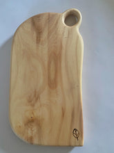 Charger l'image dans la galerie, Planche de cuisine / apéro en bois de charme - millimetres.be