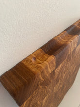 Load image into Gallery viewer, détail du bois d’orme sur une planche de cuisine artisanale