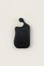 Load image into Gallery viewer, Une planche artisanale noire brûlée faite à la main par millimetres.be en bois local