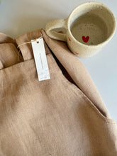 Charger l'image dans la galerie, Tablier croisé en lin – version nature ou fleurie - millimetres.be