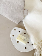 Load image into Gallery viewer, Trousse de toilette en deux couches de lin - millimetres.be