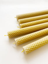 Load image into Gallery viewer, Lot de 2 chandelles longues en cire d'abeille - millimetres.be