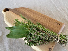 Load image into Gallery viewer, Planche à découper / de présentation en noyer belge - millimetres.be