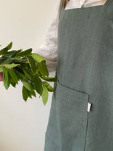 Laden Sie das Bild in den Galerie-Viewer, Tablier en lin couleur eucalyptus- élégance japonaise à offrir pour les fêtes - millimetres.be