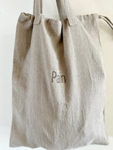 Load image into Gallery viewer, Sac à pain en lin avec une broderie conçu pour durer, transporter le pain, durable, naturel.