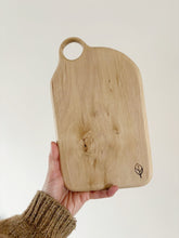 Załaduj obraz do przeglądarki galerii, détail du bois de charme sur une planche de cuisine artisanale
