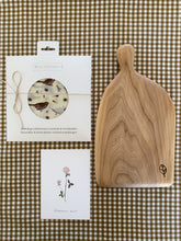 Charger l'image dans la galerie, Planche en bois sur la table avec un sac en coton ciré et une jolie carte Porte-bonheur discret
