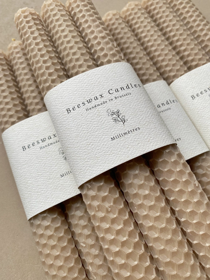 Ensemble de 3 chandelles en cire d'abeille beige, subtilement teintées - millimetres.be