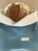 Laden Sie das Bild in den Galerie-Viewer, Sac à pain en lin bleu brume et en coton alimentaire fait à Bruxelles
