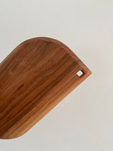 Charger l'image dans la galerie, Petite planche en bois d’orme · 28 × 15,5 cm
