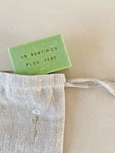 Load image into Gallery viewer, Petite pochette en lin double couche, brodée d’une fleur des champs - millimetres.be
