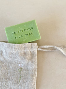 Petite pochette en lin double couche, brodée d’une fleur des champs - millimetres.be